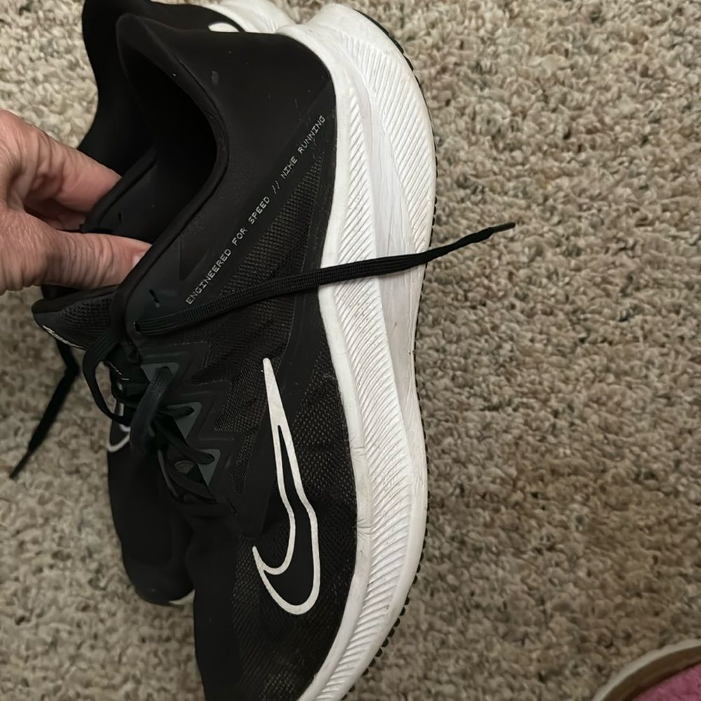 Women's Nike quest shoes gently used size 10 black color with a white swoosh